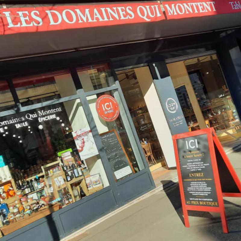 Ambiance moderne et épurée d'un restaurant à Clermont-Ferrand, avec des touches de design contemporain et un éclairage tamisé, parfait pour une expérience culinaire sophistiquée.